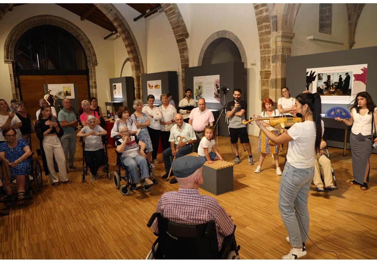 Imagen principal - la violinista Anyuri Escalante, tocando con la albarca electrónica sonora; los albarqueros José García, Alberto Geada, Hilario González y Juan Antonio Cires, y una albarca de principios del siglo XIX realizada por Pablo Cires, padre de Juan Antonio, en el pueblo de Lamedo