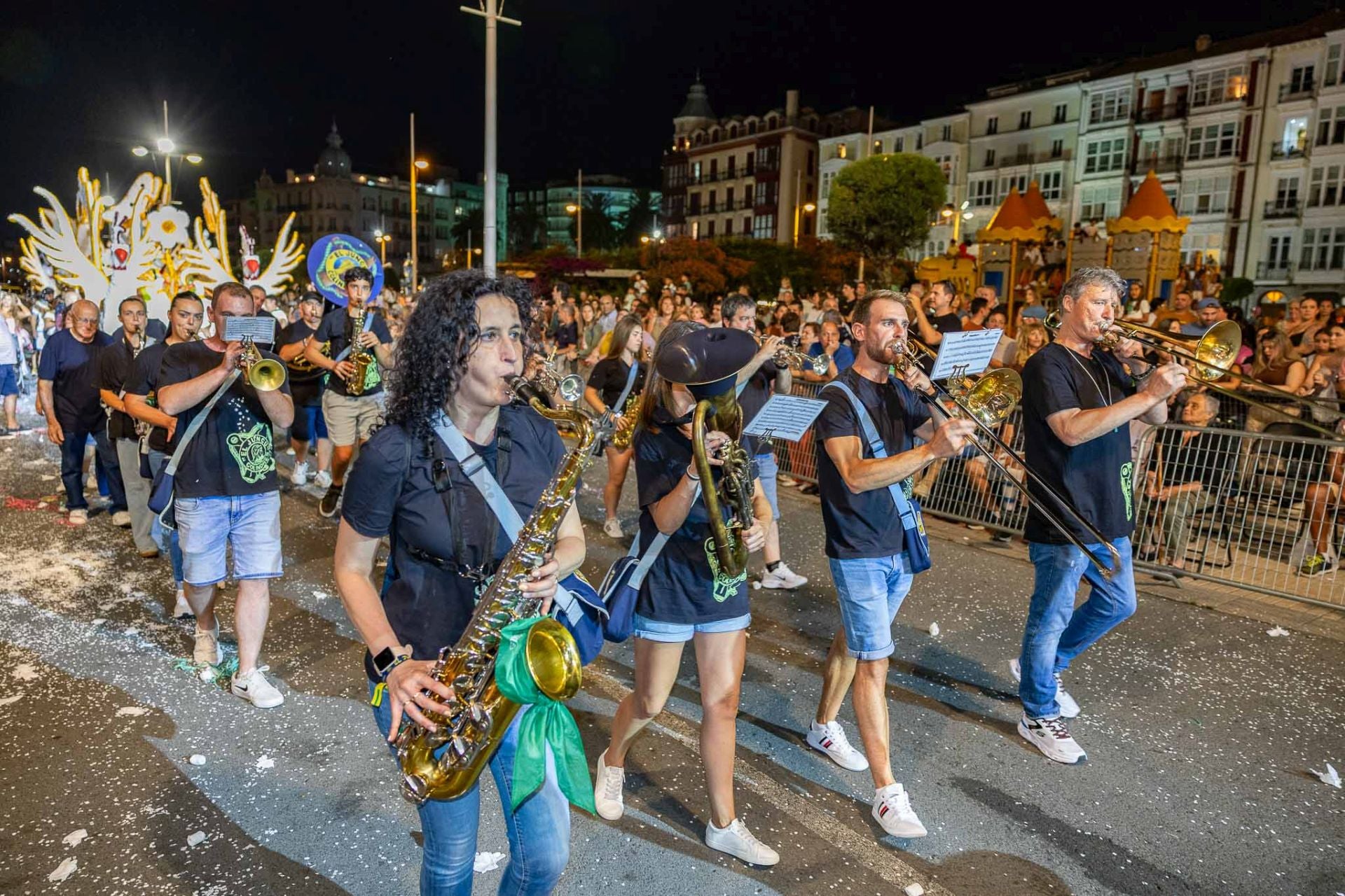 La charanga el Junco de Colindres fue una de las que puso la banda sonora al desfile.