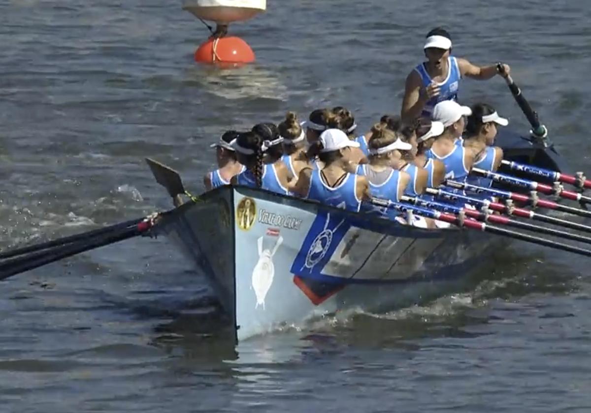 La trainera femenina de Astillero, en plena boga.