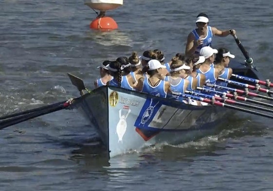 La trainera femenina de Astillero, en plena boga.
