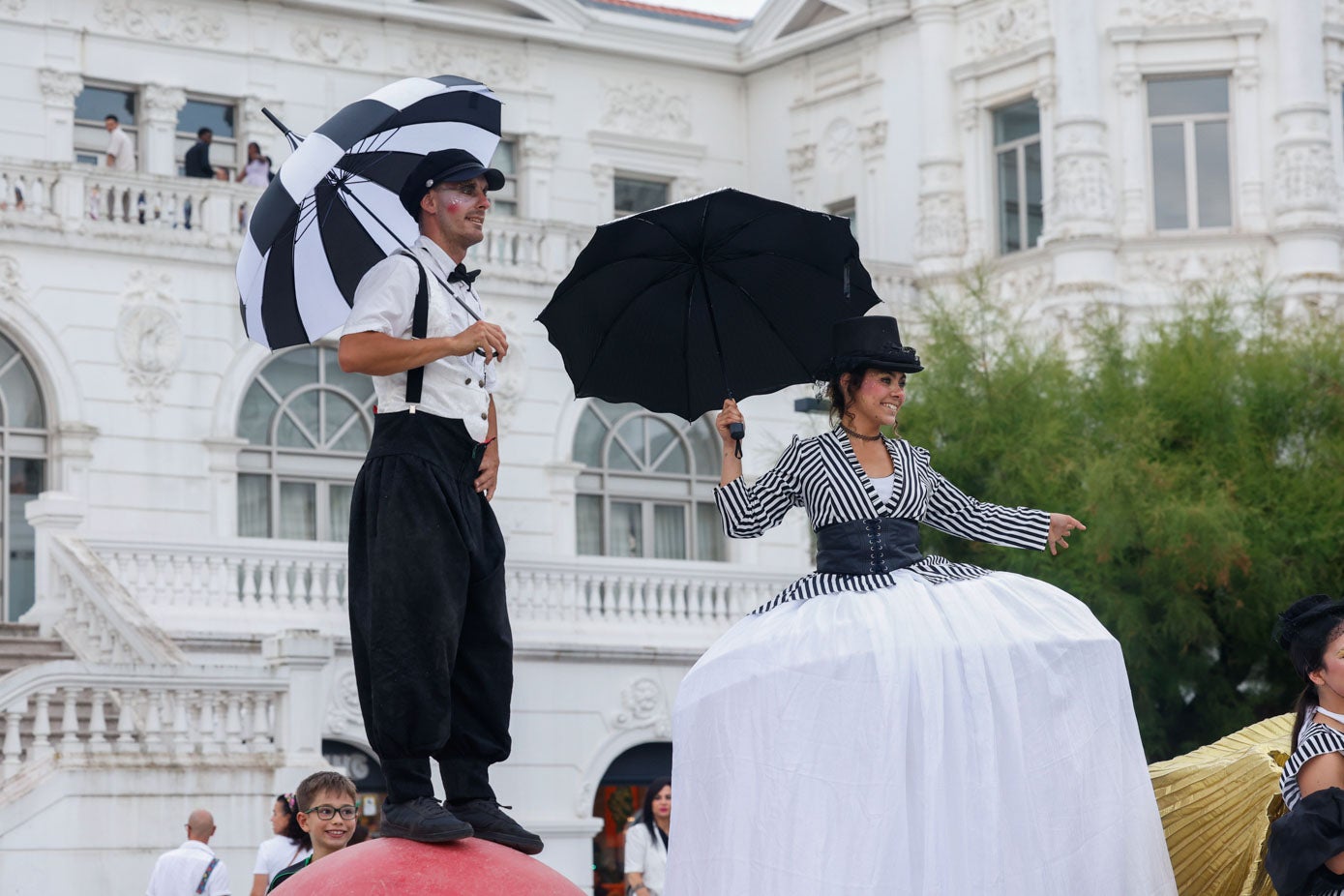 Los parasoles y los trajes fueron la marca de la casa incluso entre los espectáculos itinerantes. 