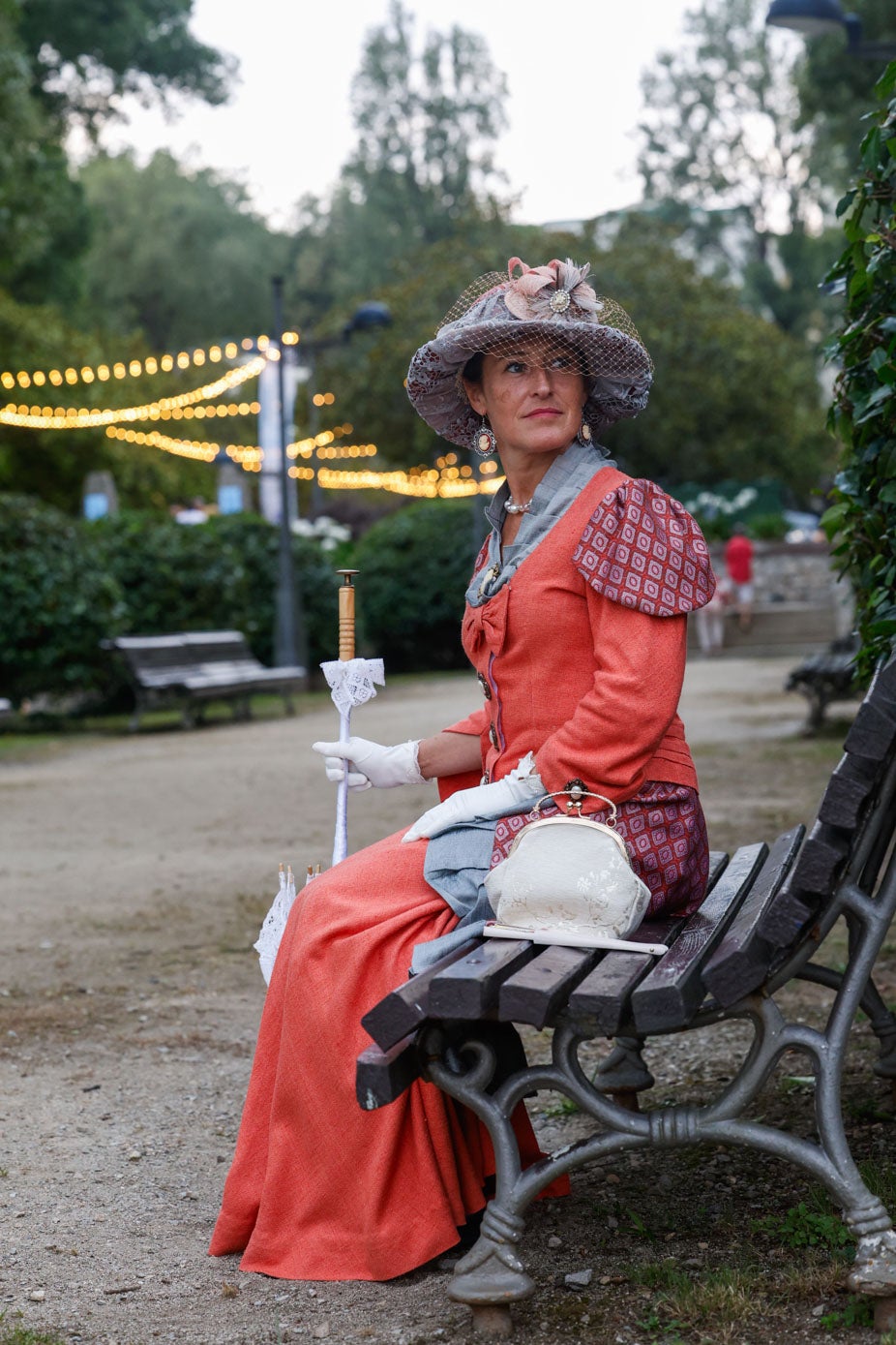Cati Antolín, una de las participantes, posa con su atuendo tradicional, en los Jardines de San Roque.