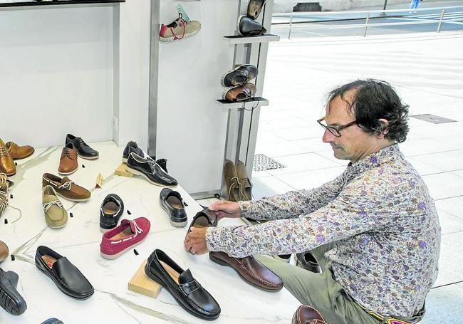 Ángel Benito prepara su escaparate en una imagen de archivo.
