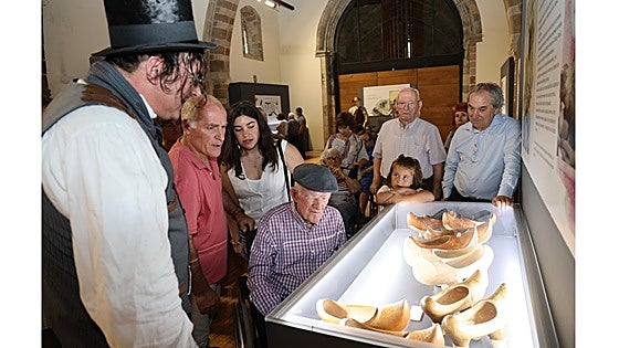 Inaugurada en Potes la exposición 'Calzado primitivo de madera', de la colección del gallego Alberto Geada