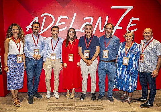 Foto de familia de los socialistas cántabros que participan en el Comité Federal.