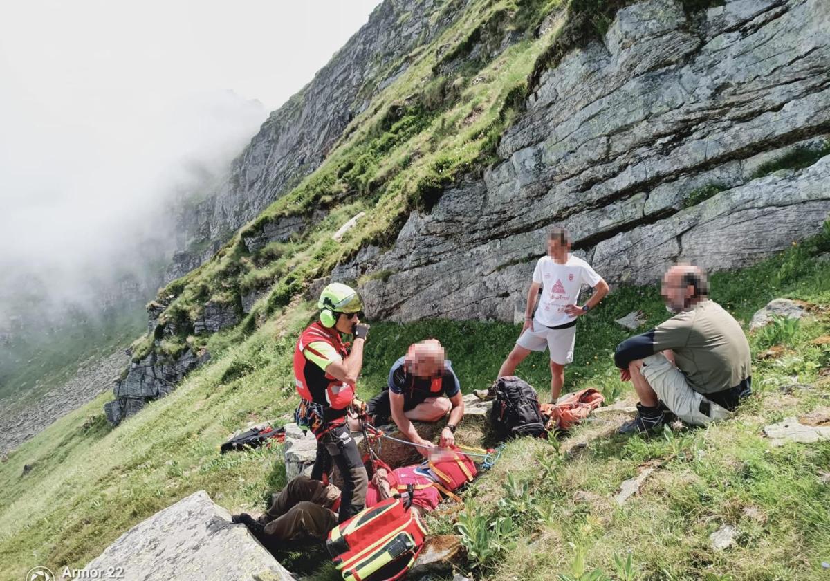 Rescatan en helicóptero a un varón de 70 años tras caer 50 metros entre Brañavieja y Tres Mares