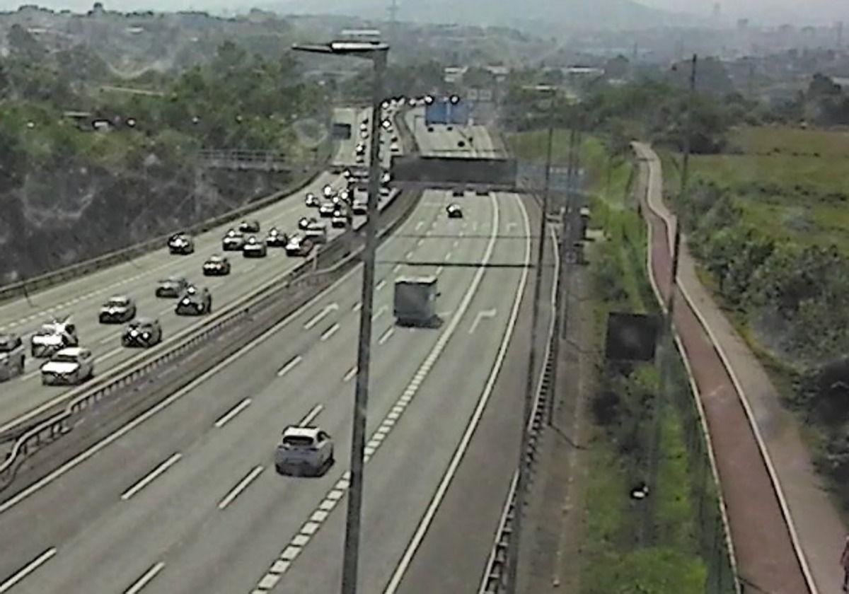 Cinco kilómetros de retenciones en la A-8 a la altura de Muskiz sentido Cantabria