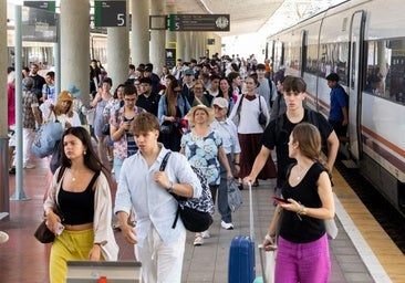 Viajeros del tren playero a su llegada a Santander esta mañana.