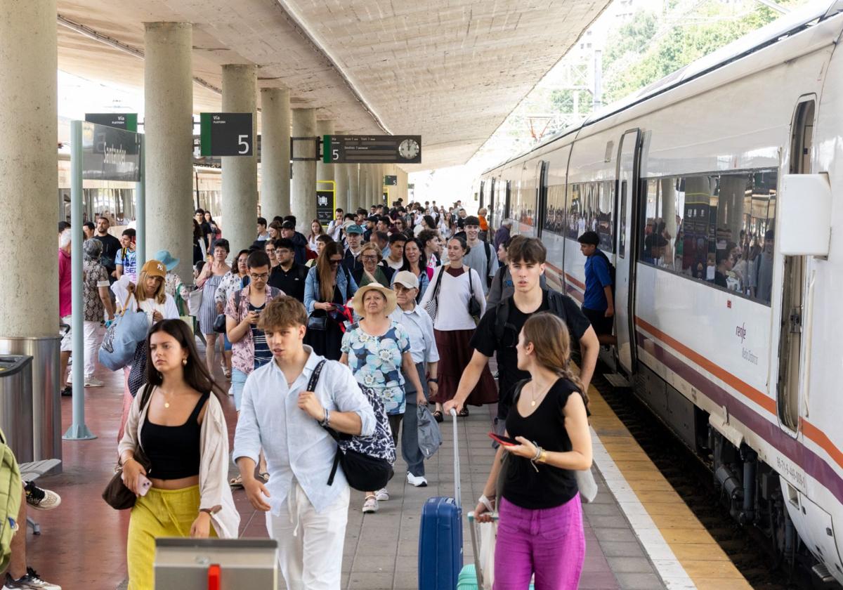 Viajeros del tren playero a su llegada a Santander esta mañana.