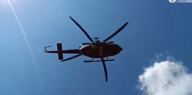 El helicóptero del Gobierno, durante la maniobra de rescate de esta mañana.
