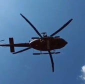 El helicóptero durante la maniobra de rescate de esta mañana.