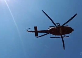 El helicóptero del Gobierno, durante la maniobra de rescate de esta mañana.