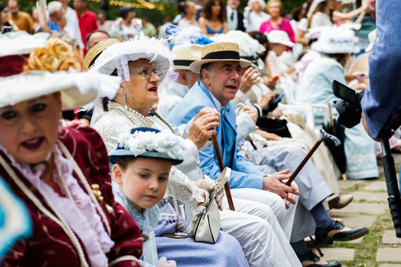 Los trajes de época volvieron a colorear el desfile final, celebrado en los Jardines de San Roque.