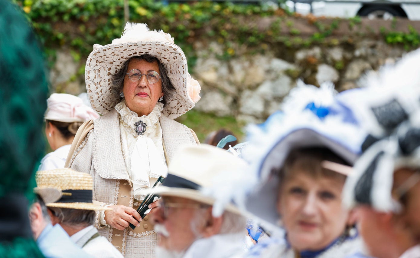 Cincuenta personas en total se enfundaron un vestido o traje de época este domingo.