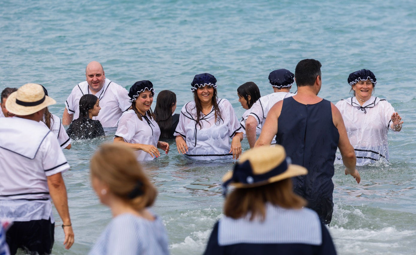 Los participantes permanecieron en el agua varios minutos; luego, muchos se dirigieron a los Jardines de San Roque para participar en el desfile.