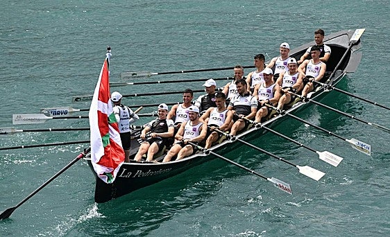 La trainera de Pedreña, tras ganar la Bandera de Zumaya