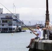Dos aficionados pescan frente al Museo Marítimo.