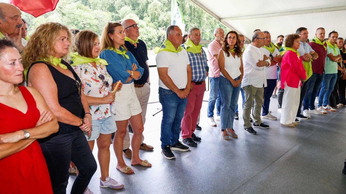 Cargos públicos del PRC y miembros del aparato del partido, sobre el escenario.