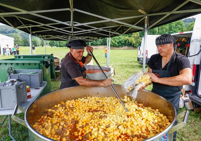 Patatas con carne de tudanca, el plato fuerte de la jornada.