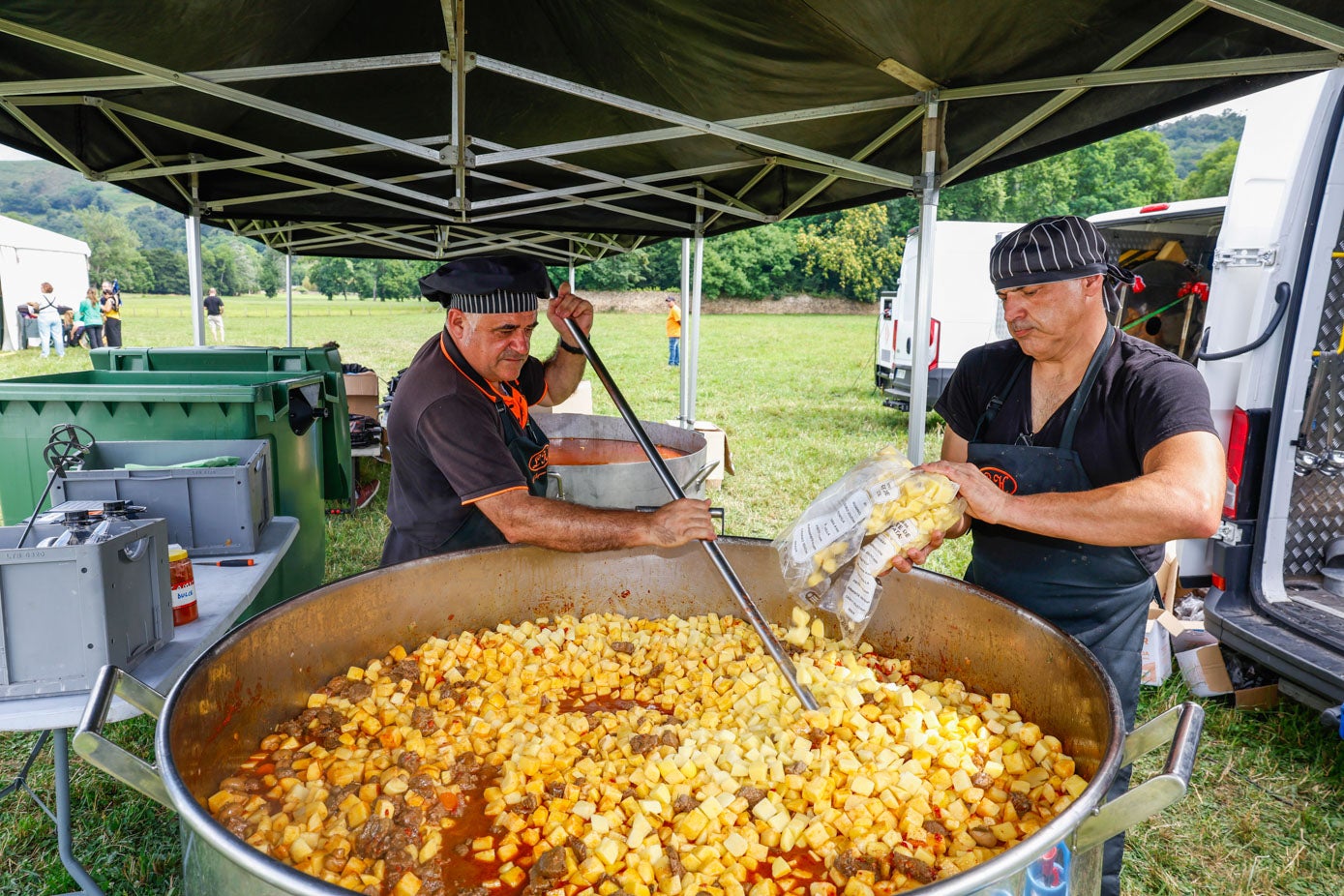 Patatas con carne de tudanca, el plato fuerte de la jornada.