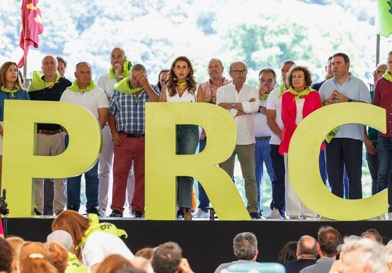 Paula Fernández, durante su intervención en la fiesta regionalista, arropada en el estrado por todos los cargos del PRC presentes en Arenas de Iguña.
