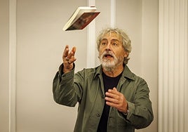 El escritor gallego Manuel Rivas lanza al aire su última novela 'Detrás del cielo'.