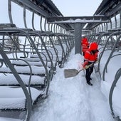 Trabajadores de Cantur limpian la nieve acumulada junto a uno de los telesilla de la estación de esquí de Alto Campoo.