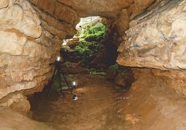 La entrada a la Cueva de Cudón, en Miengo.