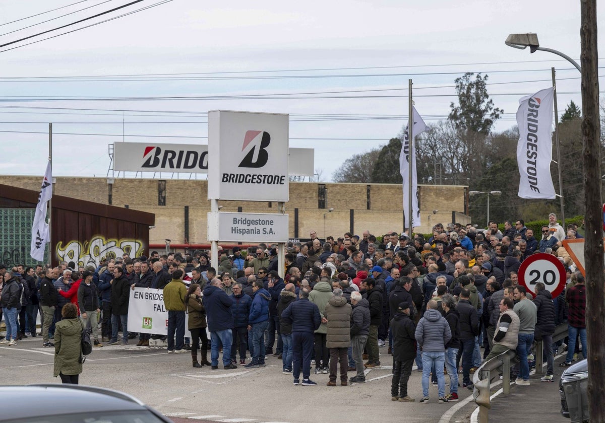 Concentración de trabajadores de Bridgestone en Puente San Miguel por el ERE firmado en mayo.