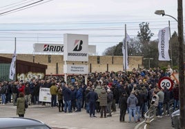Concentración de trabajadores de Bridgestone en Puente San Miguel por el ERE firmado en mayo.