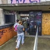 Varias personas acceden al ascensor que funciona de la calle Alta, el otro está tapiado y vallado.