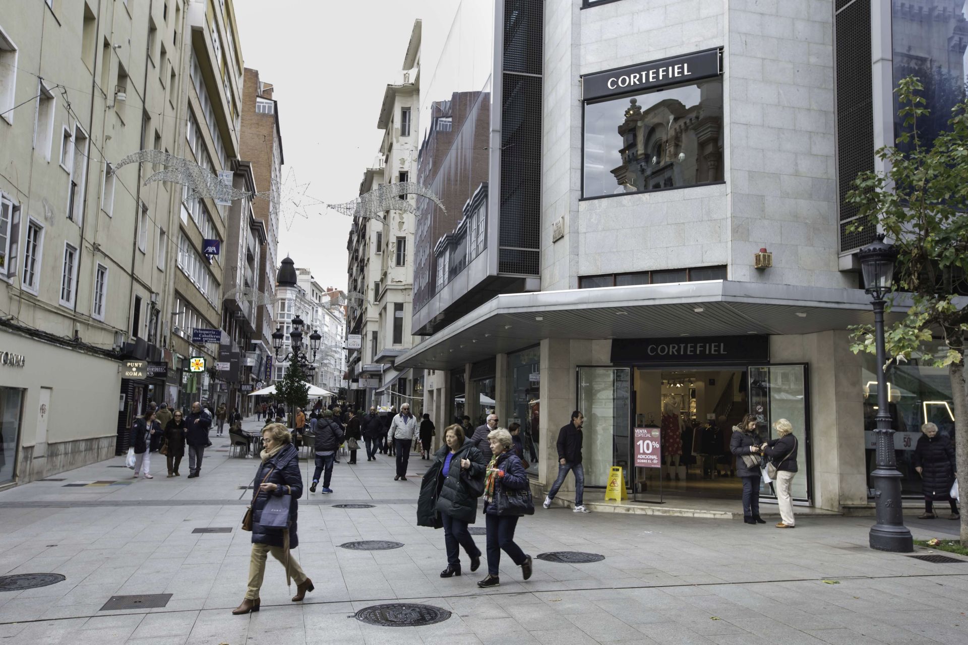 Imagen principal - UGT denuncia una «sobrecarga de trabajo creciente en Cortefiel que se agrava en el verano en Cantabria»