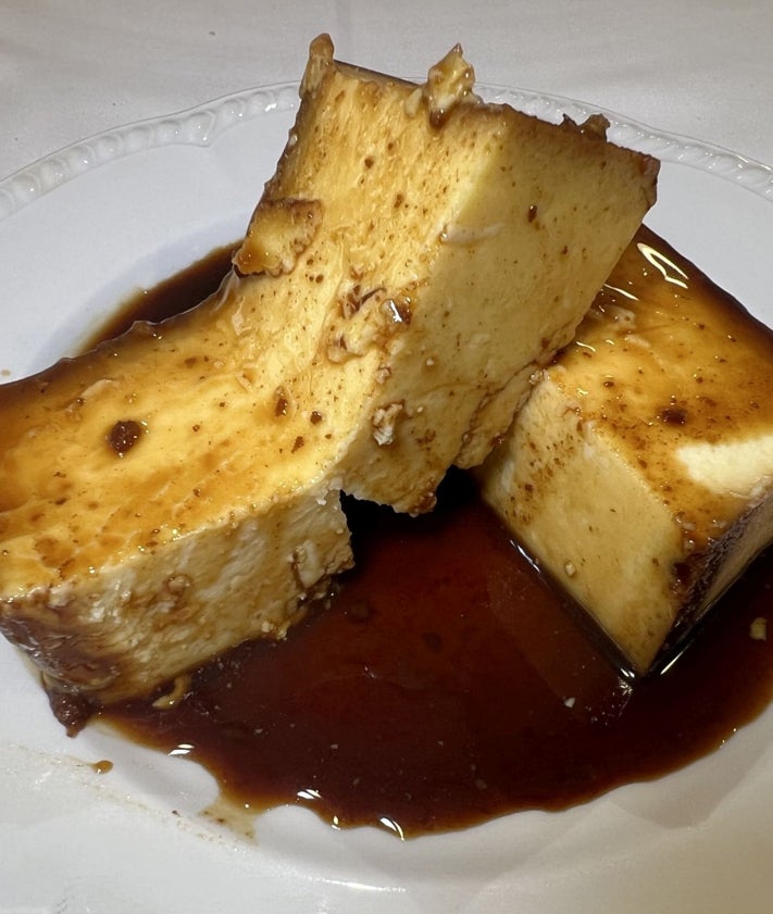 Imagen secundaria 2 - Espectacular ventresca de bonito por su sabor y textura; almejas a la marinerea y fran de queso.