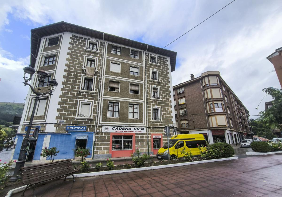 Evacúan a la mujer atrincherada en su piso de Ramales que amenazó con explotar dos bombonas