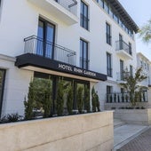 El Hotel Rhin Garden está en la avenida de Los Castros, a 200 metros de los Jardines de Piquío.
