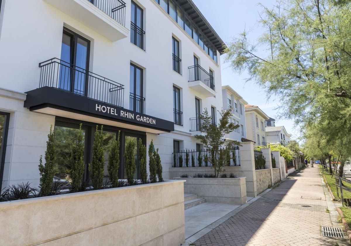 El Hotel Rhin Garden está en la avenida de Los Castros, a 200 metros de los Jardines de Piquío.