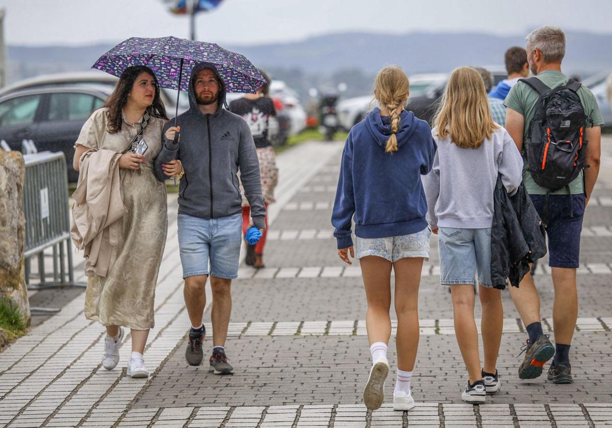 Paraguas y chaqueta en pleno julio