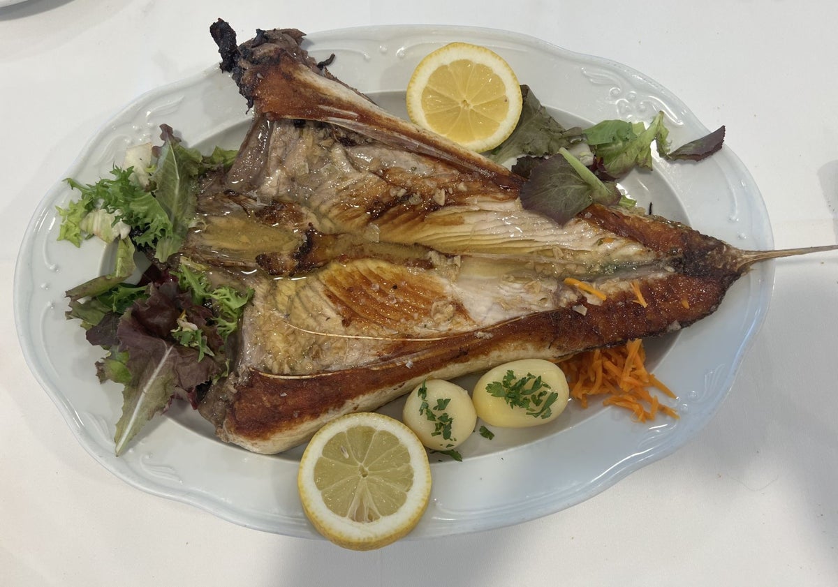 Imagen principal - Espectacular ventresca de bonito por su sabor y textura; almejas a la marinerea y fran de queso.