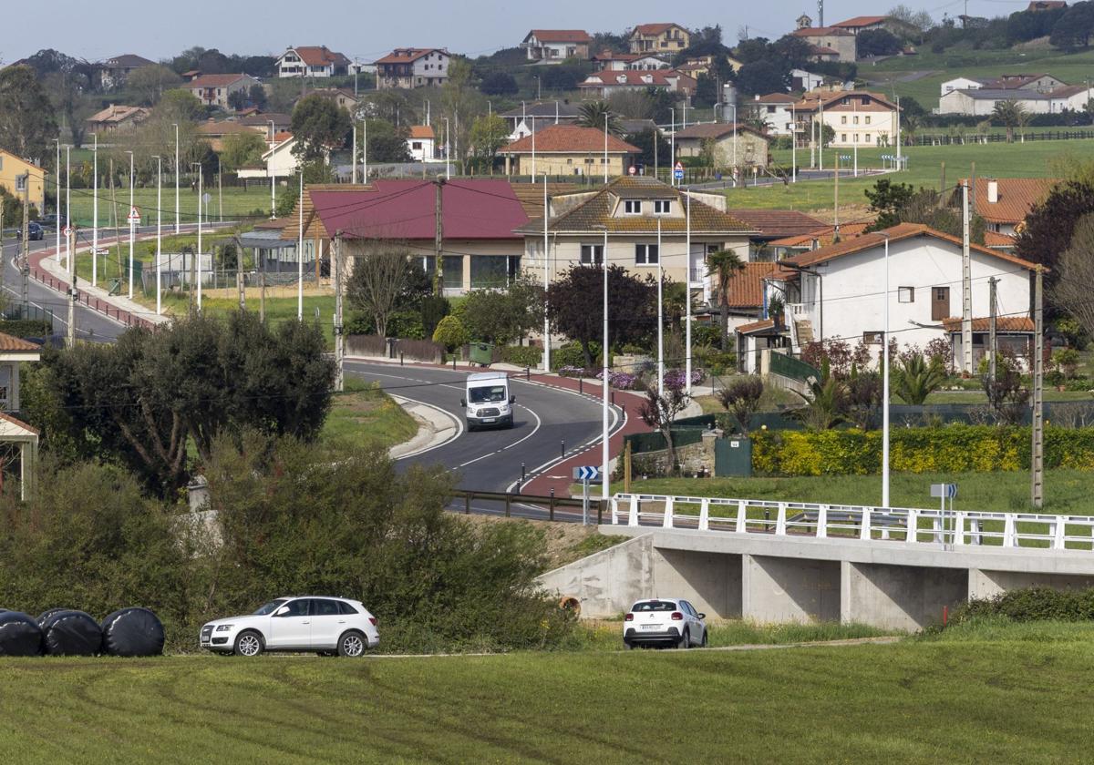 La autonómica CA-440, con su nuevo vía peatonal, entre las localidades de Langre y Galizano.