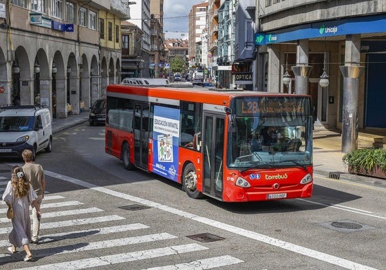 Un vehículo del Torrebús circula por la calle José María Pereda a la altura de la Plaza Mayor, ayer, en Torrelavega.