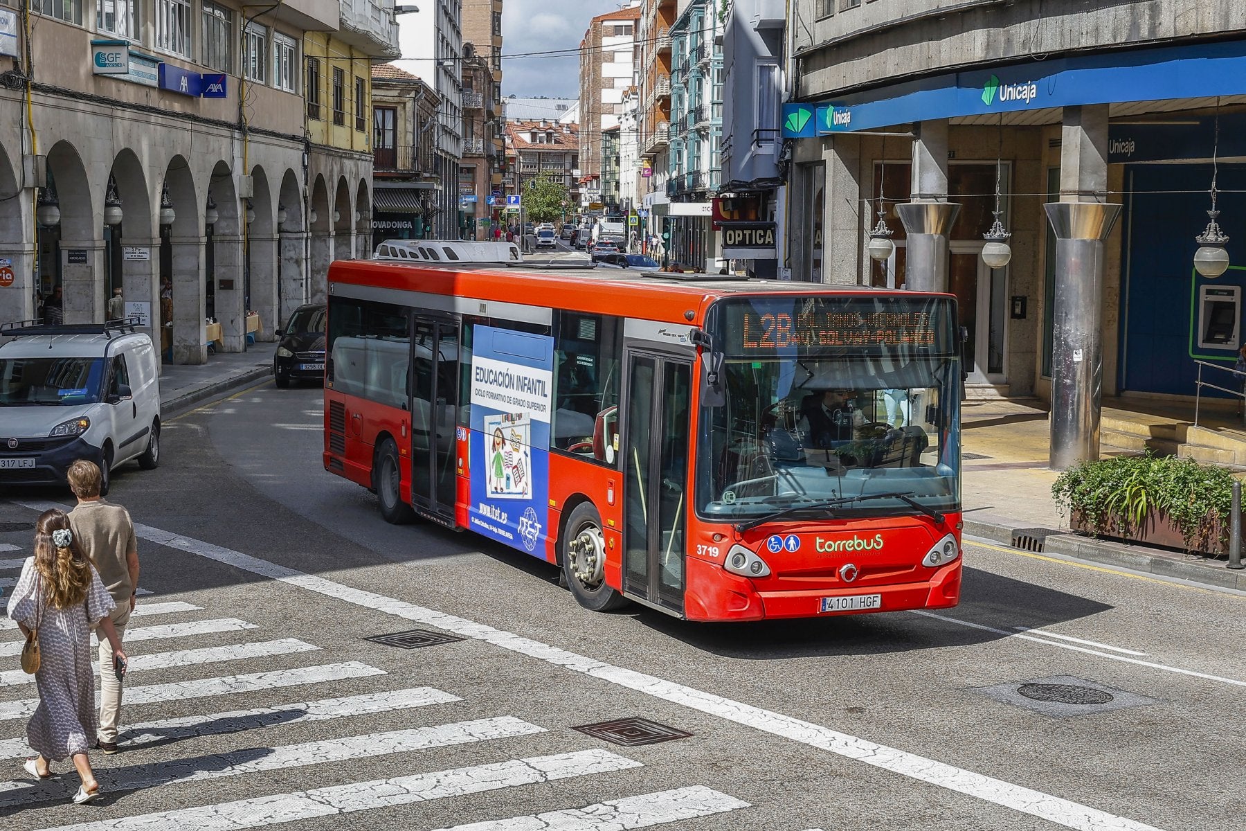 Un vehículo del Torrebús circula por la calle José María Pereda a la altura de la Plaza Mayor, ayer, en Torrelavega.
