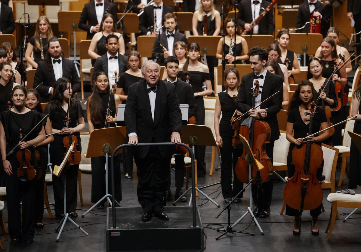 Péter Csaba, quien fuera director artístico del festival hasta el pasado año, estuvo al frente de la Orquesta Sinfónica Freixenet.