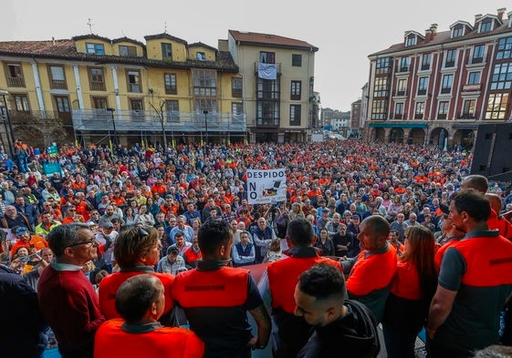 Manifestación en Torrelavega en apoyo a la plantilla de Bridgestone por los despidos anunciados esta primavera en Puente San Miguel.