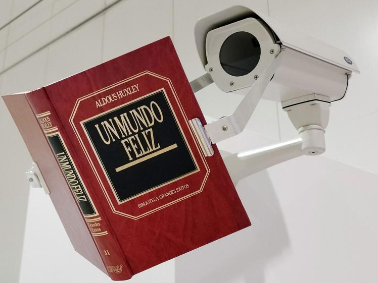 Obra de Elisa Terroba 'Econding Visual Chronicles', 2024. Carcasa para cámara de videovigilancia con libro.