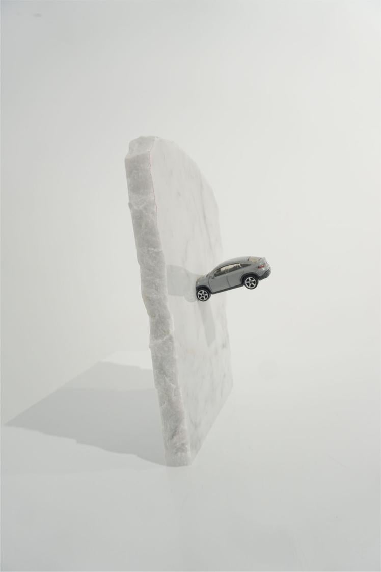 'Crash', 2023. Coche de juguete sobre mármol. Obra de Ana María Poveda.
