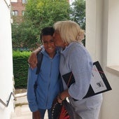 Salama, de doce años, despidiéndose de Marisa Merino el año pasado tras finalizar sus vacaciones.