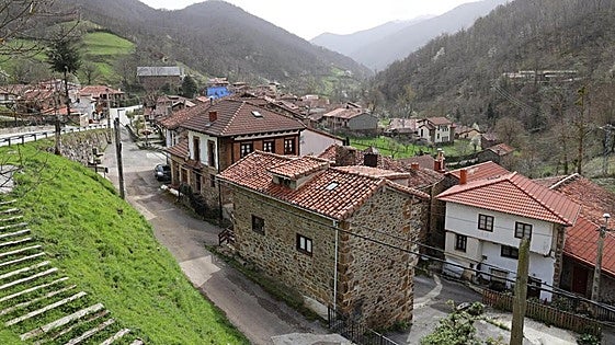 Un argayo corta la pista que conecta Sotres con Áliva y Espinama