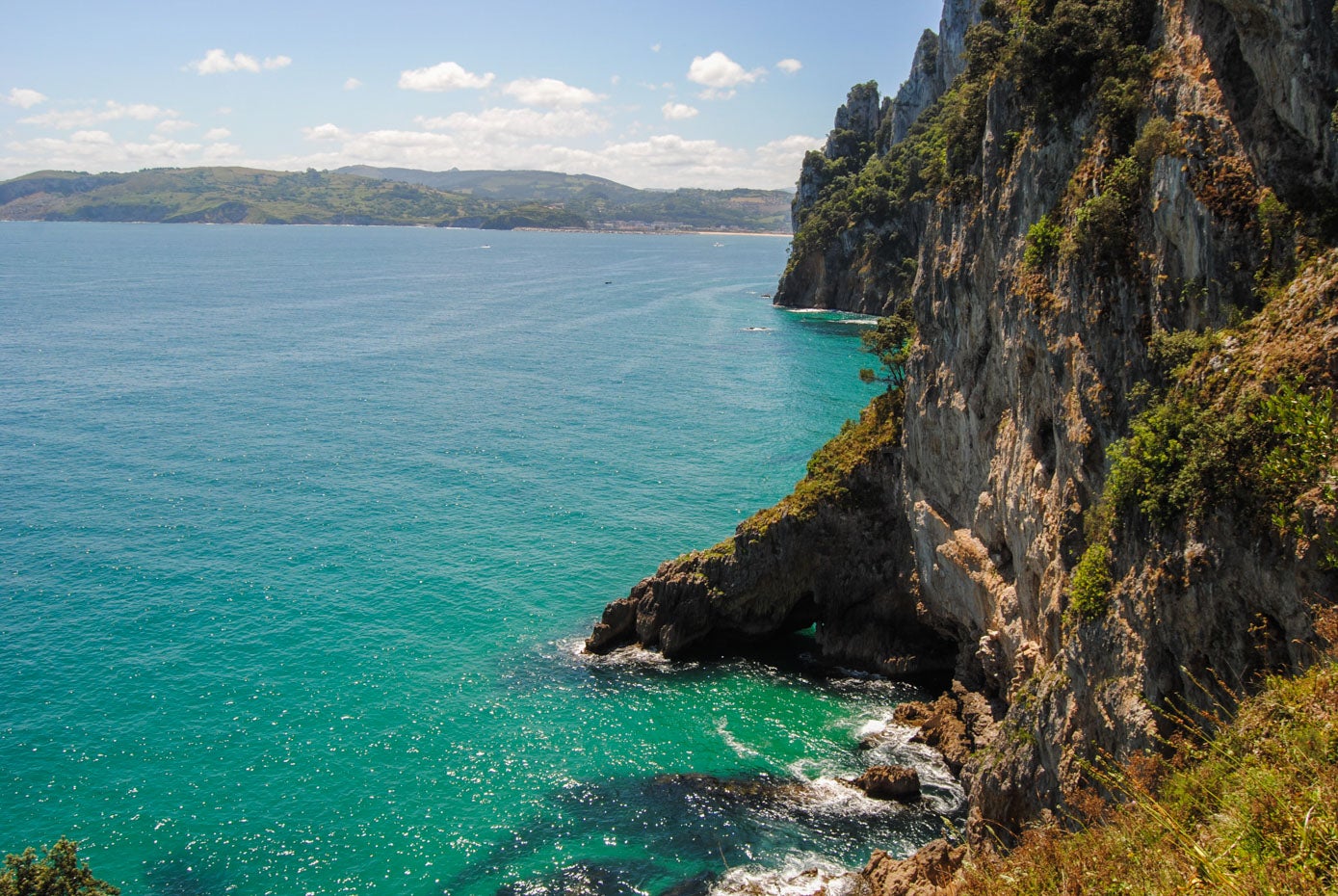 En un día soleado la estampa de los acantilados del monte Buciero con las aguas turquesas de la bahía es idílica.