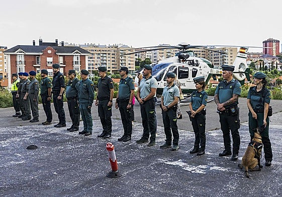 Varios agentes de las distintas unidades que se incoporan posan frente al nuevo helicóptero compartido con Asturas.