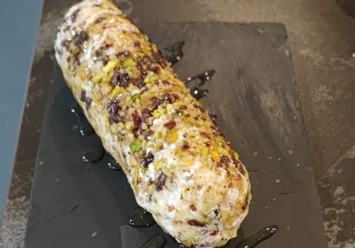 Rulo de queso con uno de los productos de Granja Cudaña